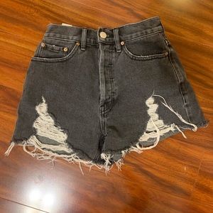 Black ripped jean shorts <3